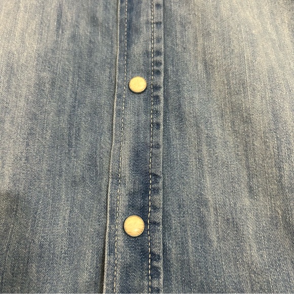 Lucky Brand Women’s Blue Chambray Distressed Button Down Shirt, Size Medium - Picture 4 of 15